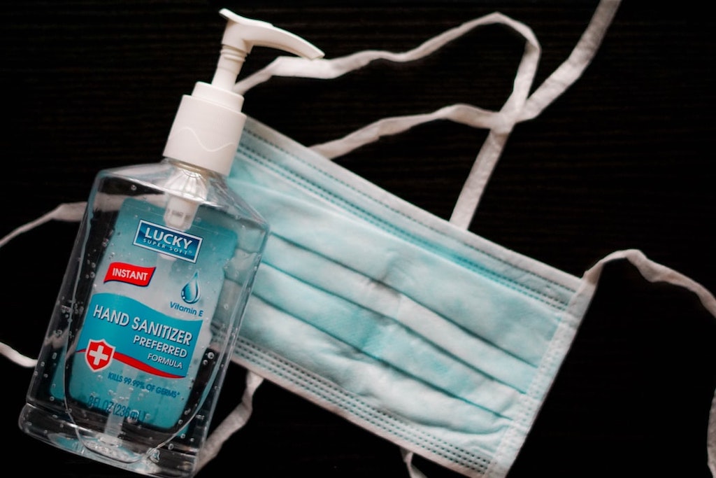 Hand Sanitizer dan Masker