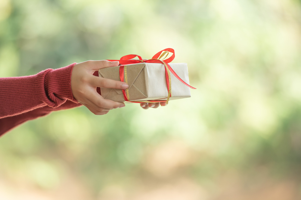 Memberikan Kado Imlek untuk Keluarga