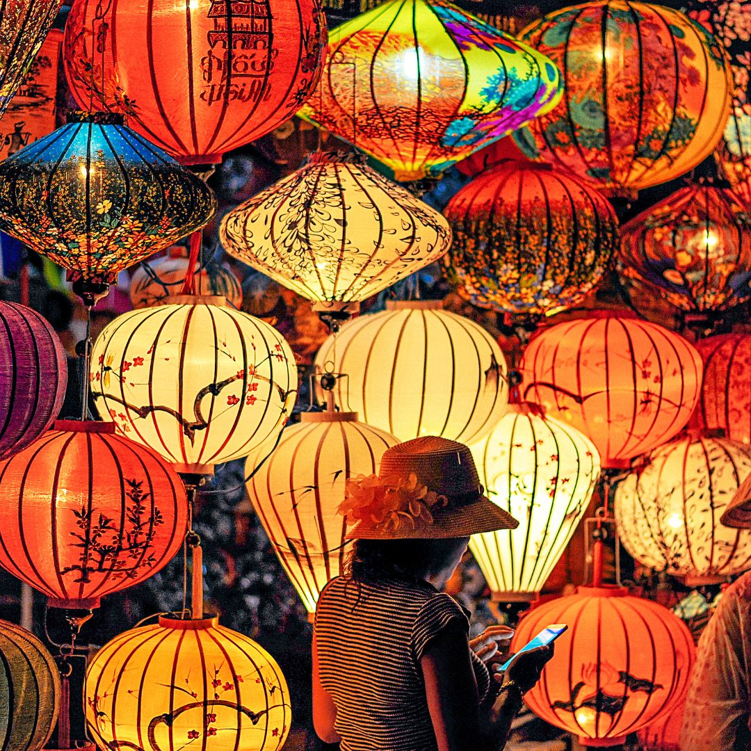 Menyalakan dan menerbangkan lentera - festival mooncake 2024