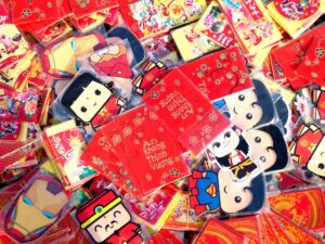 Exchanging red envelopes s one the Things to Do During Chinese New Year